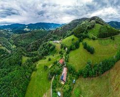 splendida vista aerea della catena montuosa dei Vosgi in Alsazia. foto