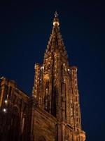 spettacolo di luci laser sulle pareti della cattedrale di Notre Dame de Strasbourg foto