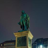 monumento al generale kleber a strasburgo. vista notturna. foto