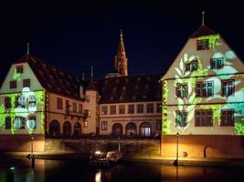 vista sulla strada di notte colorata di styrasbourg. edifici evidenziati. posto confortevole. foto