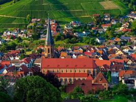 vista panoramica colorata del piccolo villaggio kappelrodeck foto