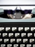 macchina da scrivere vintage, strumento di scrittore o autore, ispirazione e creatività. su sfondo nero. foto
