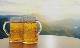 birra alla spina o artigianale in vetro trasparente con schiuma di birra in cima adagiata su un set di tavoli e sedie in legno. salotto sulla terrazza in legno con sfondo di montagna con luce divina o luce solare. Rendering 3d foto