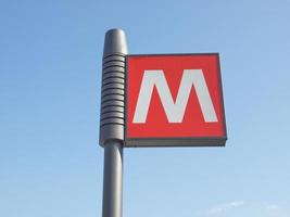 segno della metropolitana sopra il cielo blu foto