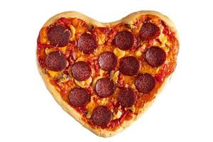 pizza ai peperoni a forma di cuore isolata su sfondo bianco. foto