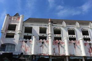 kanchanaburi, tailandia 2021 - centro commerciale fantasma, primo piano della facciata del centro commerciale del castello foto