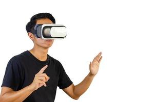 esperienza virtuale. eccitato indossando l'auricolare vr, toccando l'aria durante la riproduzione di un videogioco su sfondo bianco. foto