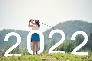 donna golfista finito swing golf. inizio e inizio del nuovo anno 2022, obiettivi e programmi per il prossimo anno foto