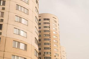 complesso residenziale a più piani contro il cielo. architettura urbana foto