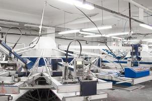 attrezzature e macchine per la verniciatura di tessuti in una fabbrica di abbigliamento foto