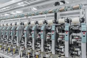 macchinari e attrezzature in officina per la produzione del filo. fabbrica tessile industriale foto