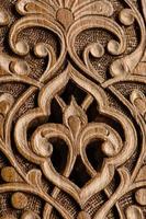 elemento tradizionale orientale e asiatico del primo piano decorativo di intaglio del legno foto