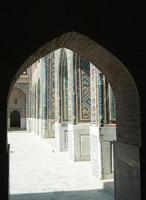 cupola a forma di arco in mosaico tradizionale asiatico. dettagli dell'architettura dell'Asia centrale medievale foto