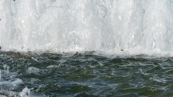 schizzi e onde della fontana, primo piano foto