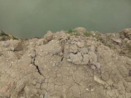 costruzione della strada. lo scavo di attrezzature pesanti provoca pozze d'acqua. foto