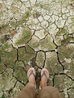 selfie di piedi sul terreno screpolato foto