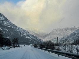 guidando attraverso la strada innevata e il paesaggio invernale in Norvegia. foto