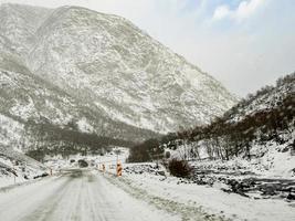 guidando attraverso la strada innevata e il paesaggio invernale in Norvegia. foto