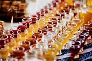 selezione di bevande alcoliche. set di vino, brandy, superalcolici, liquore, tintura, cognac, whisky in bicchieri. grande varietà di bevande alcoliche e alcoliche. foto