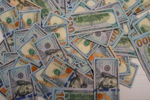 denaro e concetto finanziario. banconote di carta dollari su sfondo bianco. foto