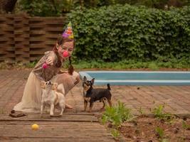adolescente di 11 anni per il suo compleanno. ragazza sullo sfondo della piscina. ragazza e cane. foto