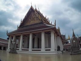 wat saket ratcha wora maha wihan bangkok thailandia28 novembre 2018rama is grandson king rama iii 17871851 ha deciso di costruire un chedi di enormi dimensioni all'interno di wat saket phu khao golden mountain foto