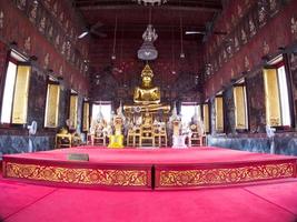 wat saket ratcha wora maha wihan bangkok thailandia28 novembre 2018rama is grandson king rama iii 17871851 ha deciso di costruire un chedi di enormi dimensioni all'interno di wat saket phu khao golden mountain foto