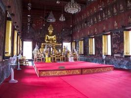 wat saket ratcha wora maha wihan bangkok thailandia28 novembre 2018rama is grandson king rama iii 17871851 ha deciso di costruire un chedi di enormi dimensioni all'interno di wat saket phu khao golden mountain foto