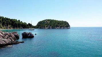 vista aerea del drone di turisti che si godono un viaggio in yacht di lusso paradisiaco intorno all'isola di skopelos, grecia, mar egeo, europa. foto