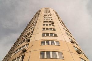 complesso residenziale a più piani contro il cielo. architettura urbana foto