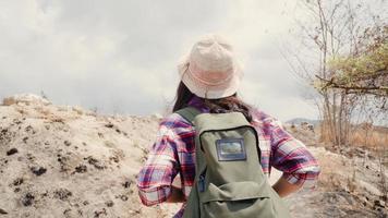 escursionista asiatico donna zaino in spalla che cammina in cima alla montagna, femmina godersi le sue vacanze in libertà di sensazione di avventura escursionistica. stile di vita le donne viaggiano e si rilassano nel concetto di tempo libero. foto