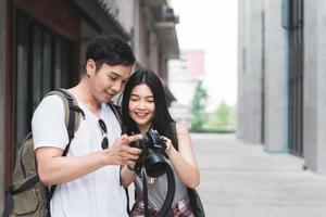le coppie asiatiche del viaggiatore che usano la fotocamera per scattare una foto mentre trascorrono le vacanze a Pechino, in Cina, le coppie si godono il viaggio in un punto di riferimento straordinario in città. le coppie di stile di vita viaggiano nel concetto di città.