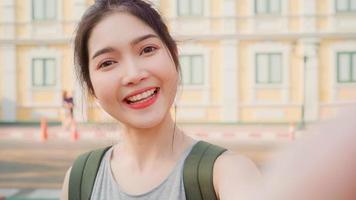 la donna asiatica del blogger viaggia a bangkok, in tailandia, una donna con zaino e sacco a pelo che usa il telefono cellulare crea vlog e vive sui social media mentre trascorre del tempo dolce durante un viaggio di vacanza. le donne viaggiano nel concetto di città. foto