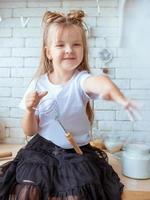 ragazza carina divertente caucasica che cuoce in cucina. cuocere e concetto culinario foto