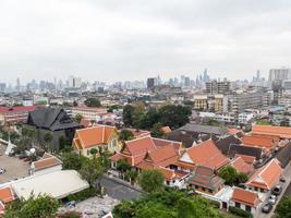 wat saket ratcha wora maha wihan bangkok thailandia28 novembre 2018rama is grandson king rama iii 17871851 ha deciso di costruire un chedi di enormi dimensioni all'interno di wat saket phu khao golden mountain foto