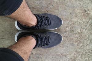 piedi di uomo che indossa scarpe nere foto