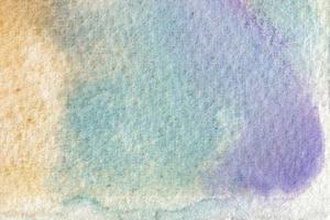 colorato in carta da acquerello blu, beige e viola con una grande trama granulosa foto
