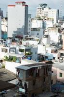 ho chi ming, vietnam - 08132015 - veduta aerea di ho chi ming. edifici alti vicino a case povere foto