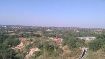 vista cielo e montagne di alberi foto