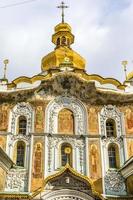 porta chiesa della trinità, lavra superiore, kiev, ucraina, europa foto