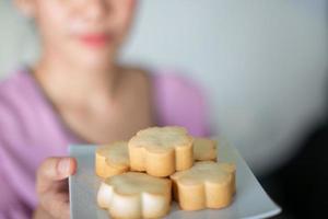 biscotti al formaggio crostata all'ananas, con messa a fuoco selettiva foto