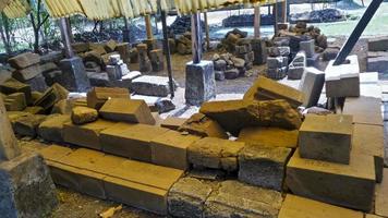 la struttura in pietra del tempio di bojongmenje si trova a Bandung, in Indonesia. candi bojongmenje in indonesia foto