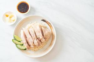 riso al pollo hainanese o riso al vapore con zuppa di pollo foto