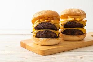 hamburger o hamburger di manzo con formaggio e patatine fritte foto