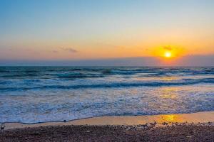 belle onde del mare all'alba del mattino. foto