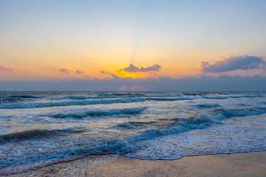 belle onde del mare all'alba del mattino. foto