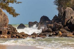 onde e forti venti marini spazzavano le rocce e le secche. onde e brezze marine si infrangono contro rocce e coste. foto