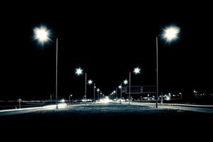 autostrada vuota di notte in bianco e nero blu. foto