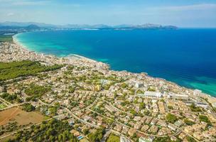 paesaggio urbano e spiaggia drone panorama panorama can picafort mallorca spagna. foto