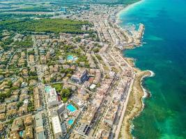 paesaggio urbano e spiaggia drone panorama panorama can picafort mallorca spagna. foto